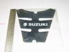 Фотография Наклейка на бак (карбон) SUZUKI 13*13